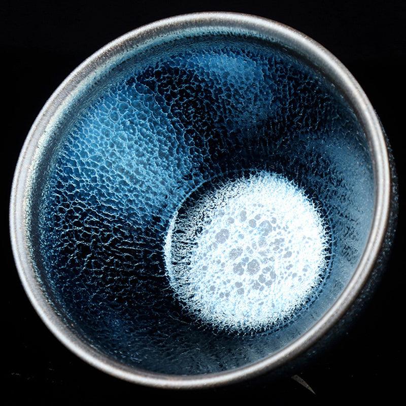Thermochromatically glazed plate.